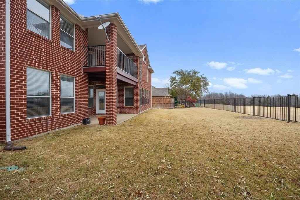 9720 Zembriski Dr - Photo 5 of 40