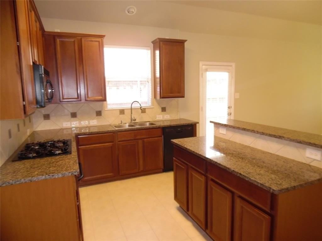 8572 Davis Dr - Photo 3 of 39