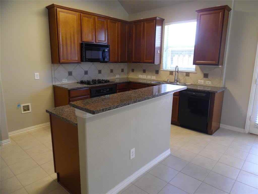 8572 Davis Dr - Photo 4 of 39