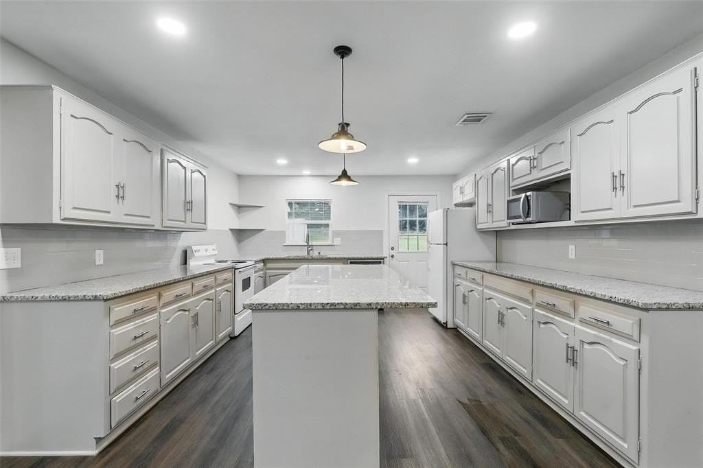 9337 Heron Dr - Photo 2 of 40
