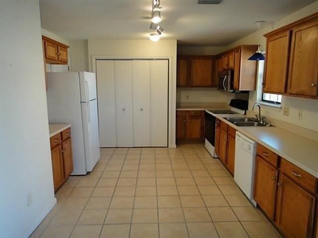 1801 Meadowcrest Dr - Photo 2 of 7