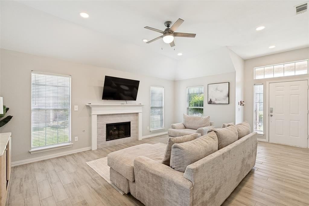10060 Danbury Dr - Photo 3 of 20