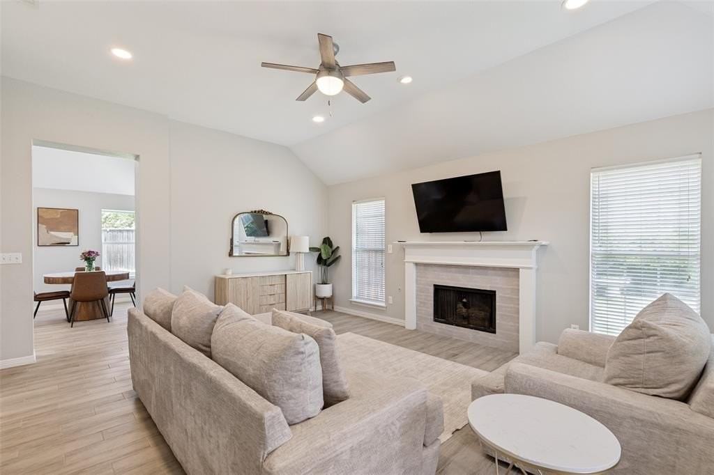 10060 Danbury Dr - Photo 4 of 20