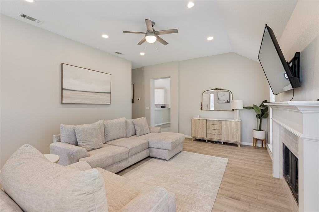 10060 Danbury Dr - Photo 5 of 20