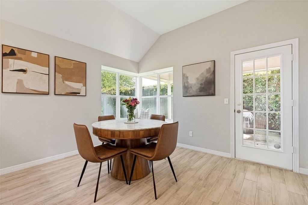 10060 Danbury Dr - Photo 6 of 20