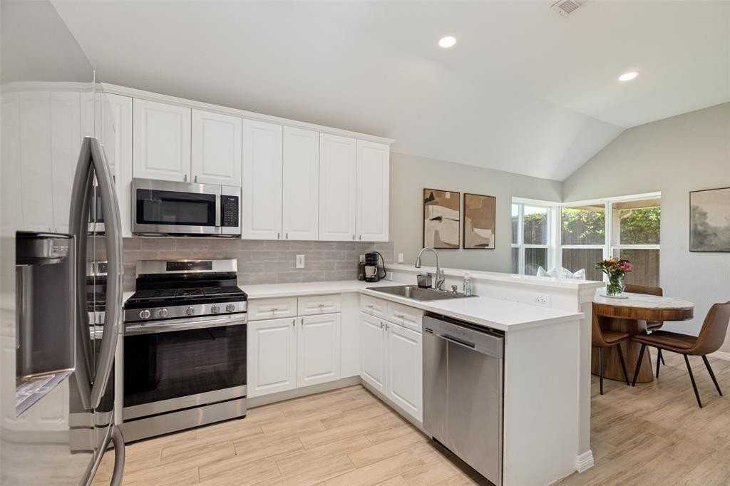 10060 Danbury Dr - Photo 7 of 20