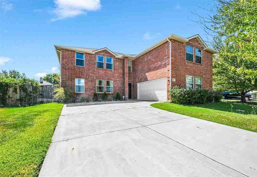 917 Sanden Blvd - Photo 2 of 40
