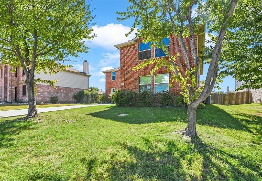 917 Sanden Blvd - Photo 5 of 40