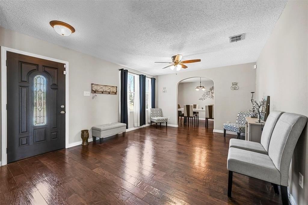 917 Sanden Blvd - Photo 6 of 40