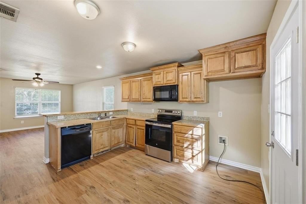 728 W Walker St - Photo 5 of 18