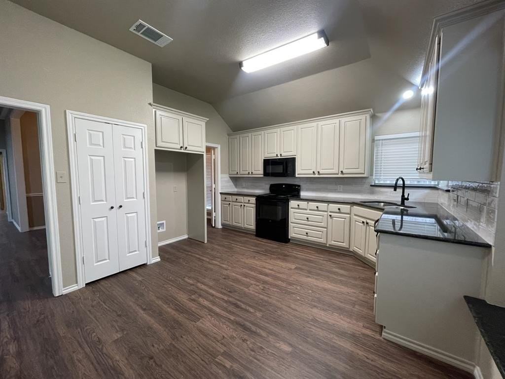 204 Carlsbad Dr - Photo 4 of 14