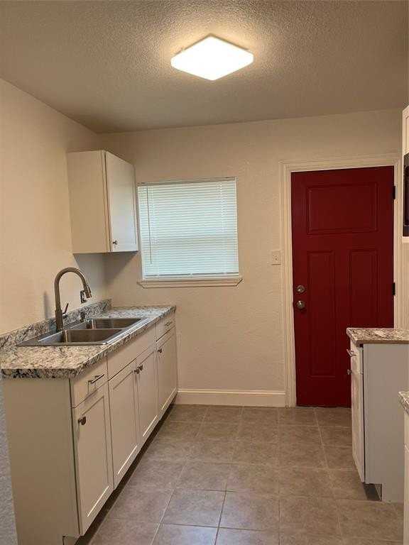 2915 Falls Dr - Photo 3 of 10