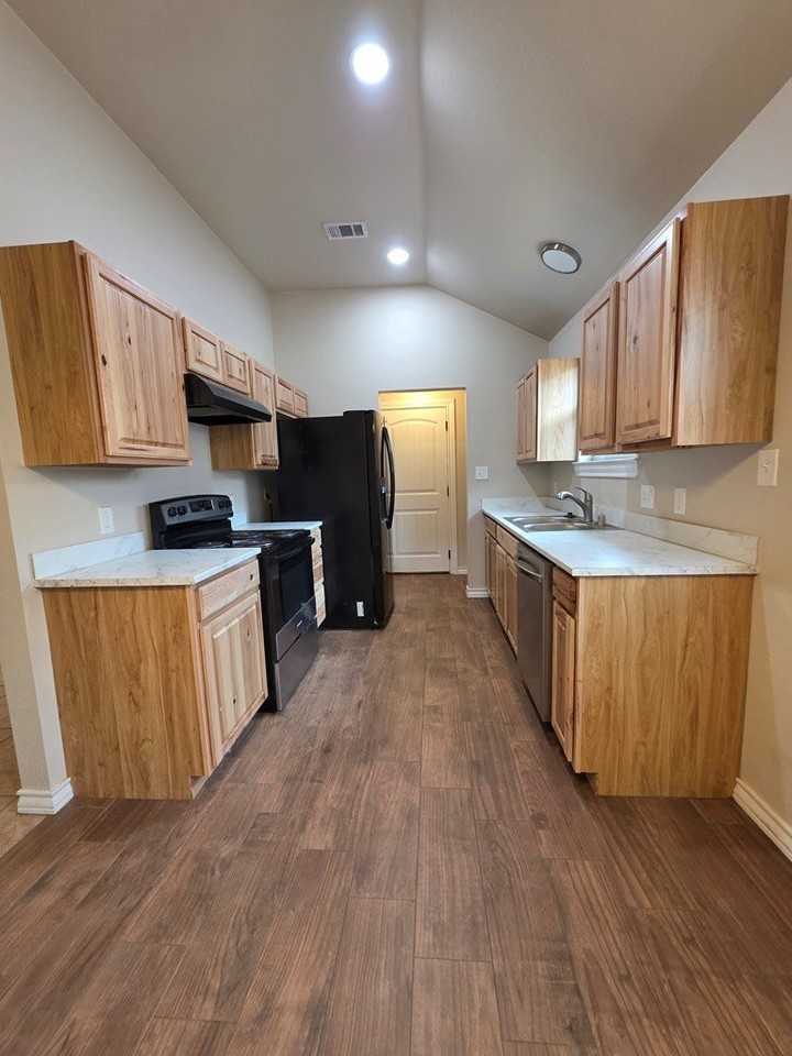 3214 Carver St - Photo 4 of 12
