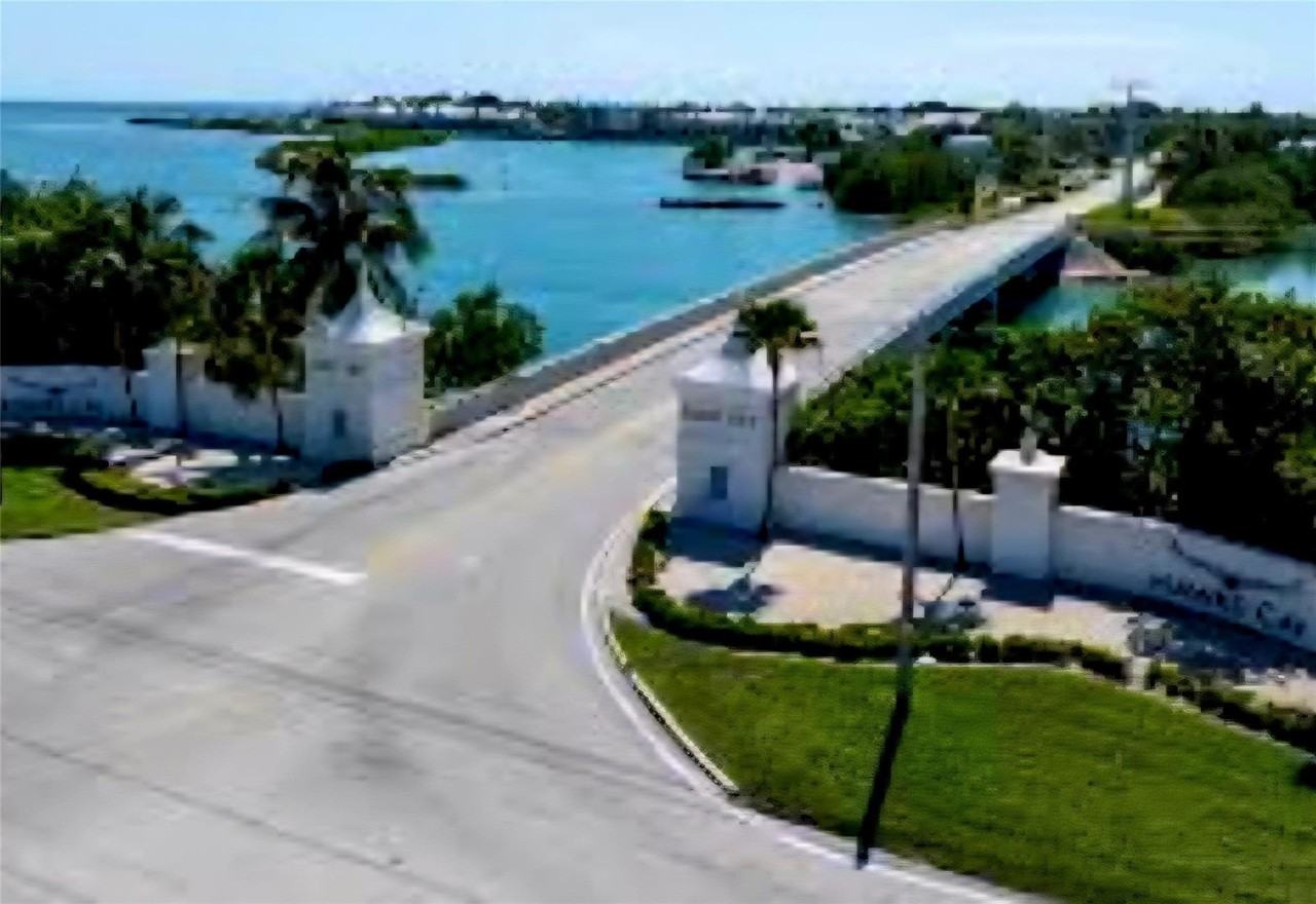 300 Duck Key Dr #6 - Photo 5 of 32