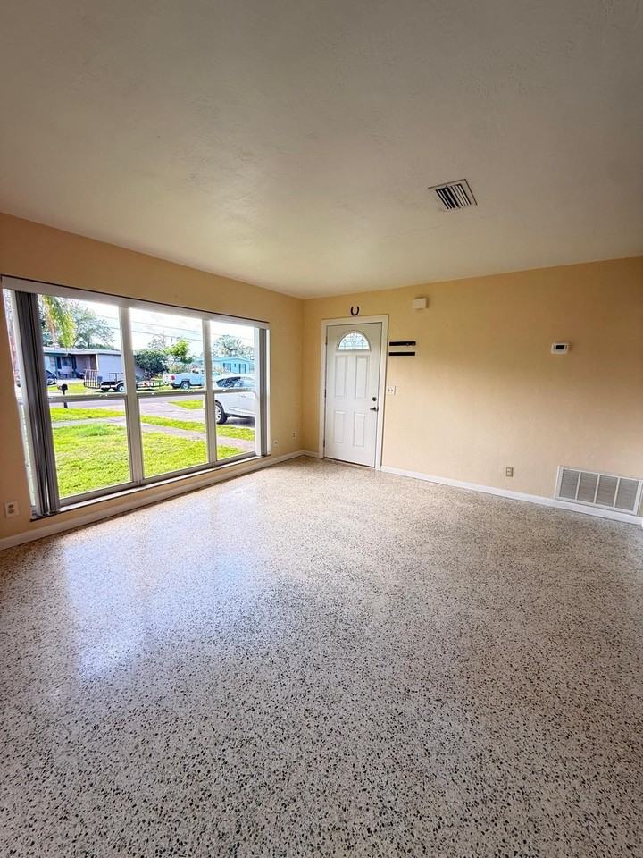 3231 Se Monte Vista St - Photo 4 of 19