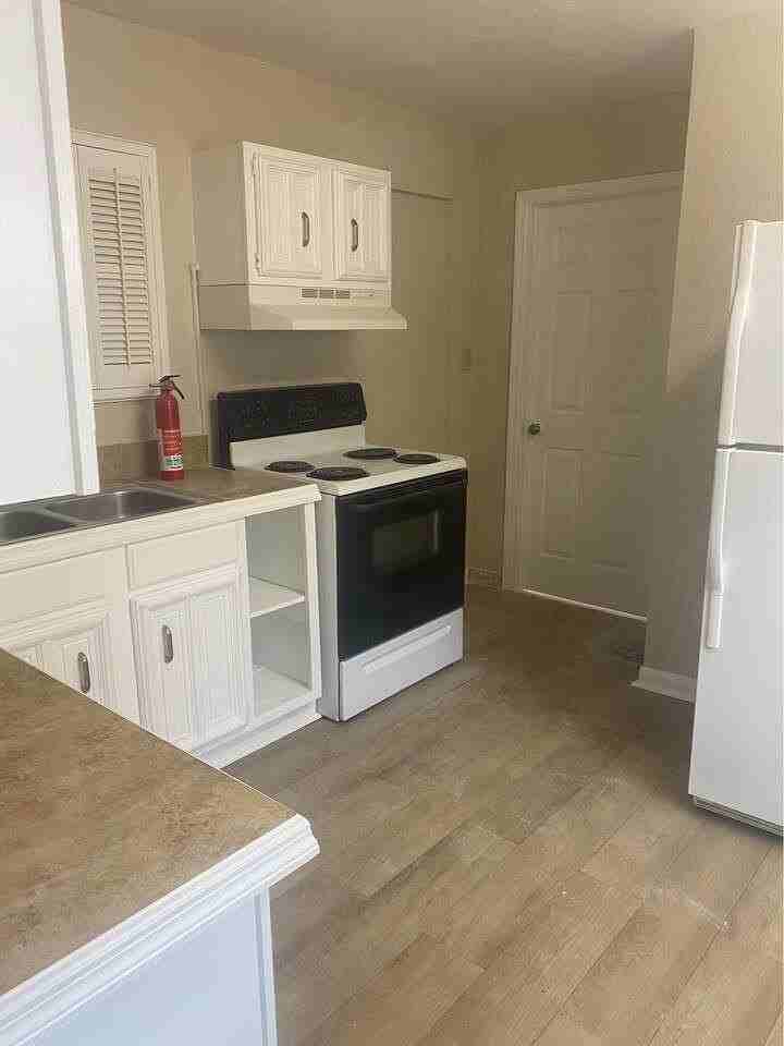 952 30th St - Photo 3 of 9