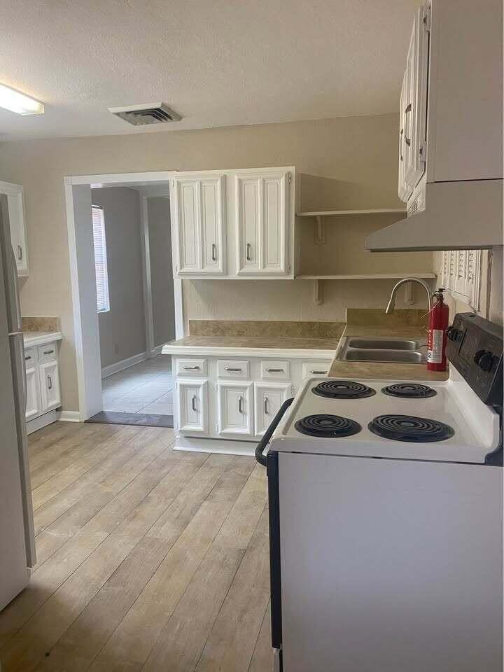 952 30th St - Photo 5 of 9