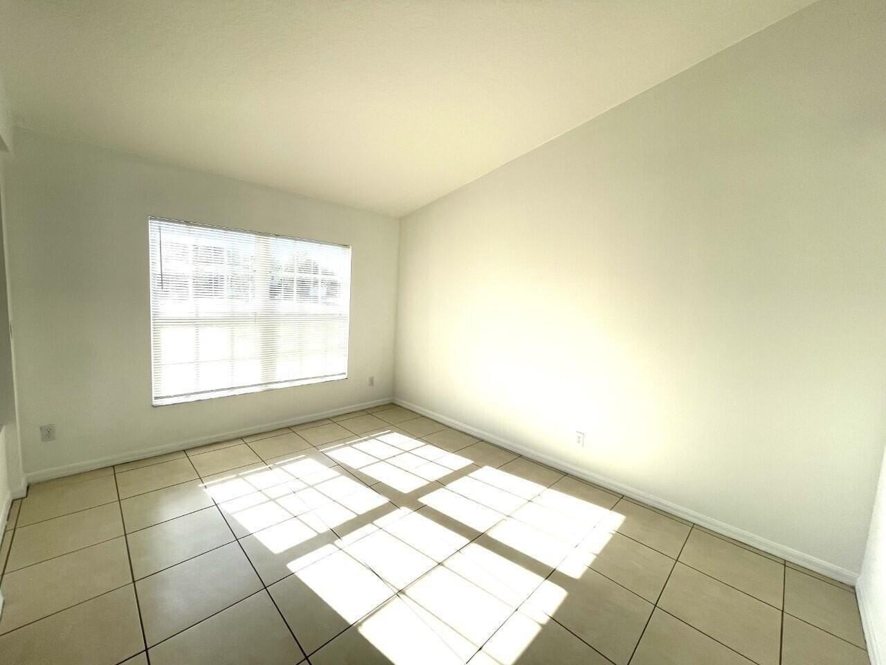 1061 Sw Coleman Ave - Photo 2 of 13
