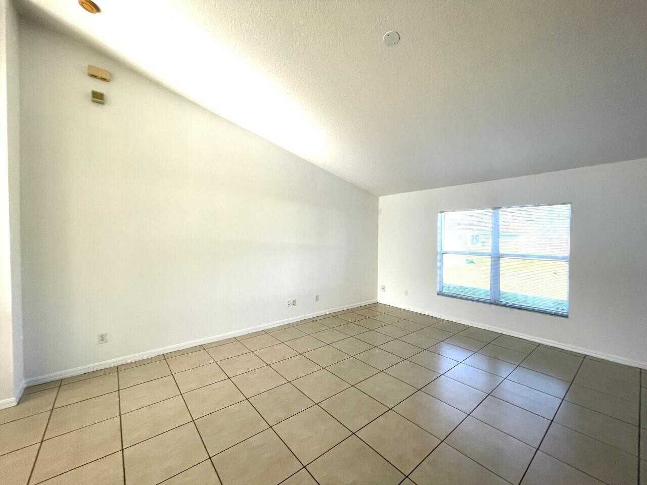1061 Sw Coleman Ave - Photo 4 of 13