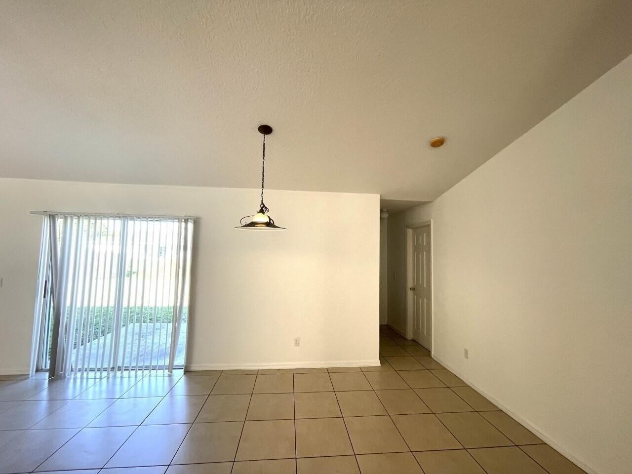 1061 Sw Coleman Ave - Photo 5 of 13