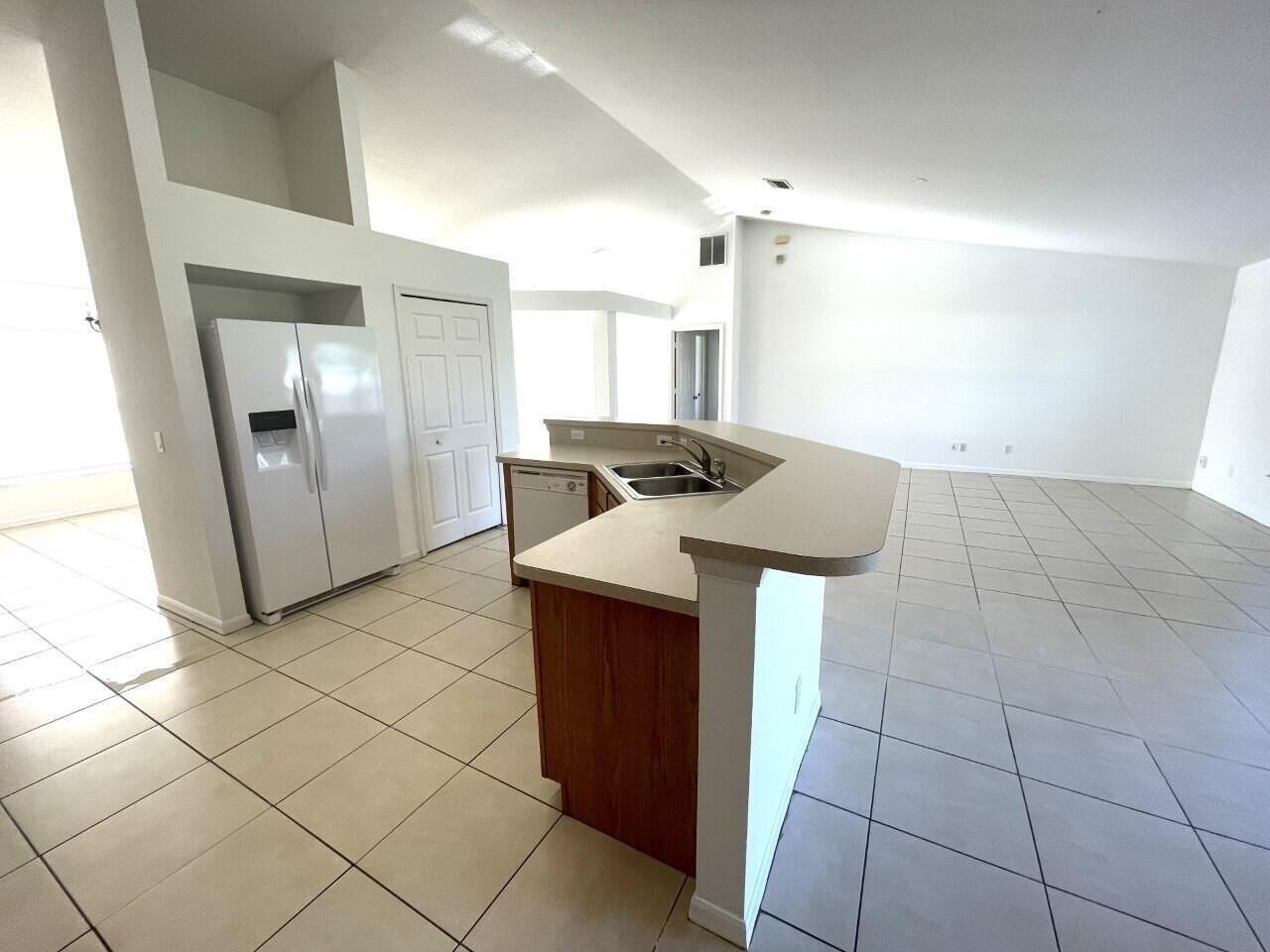 1061 Sw Coleman Ave - Photo 7 of 13