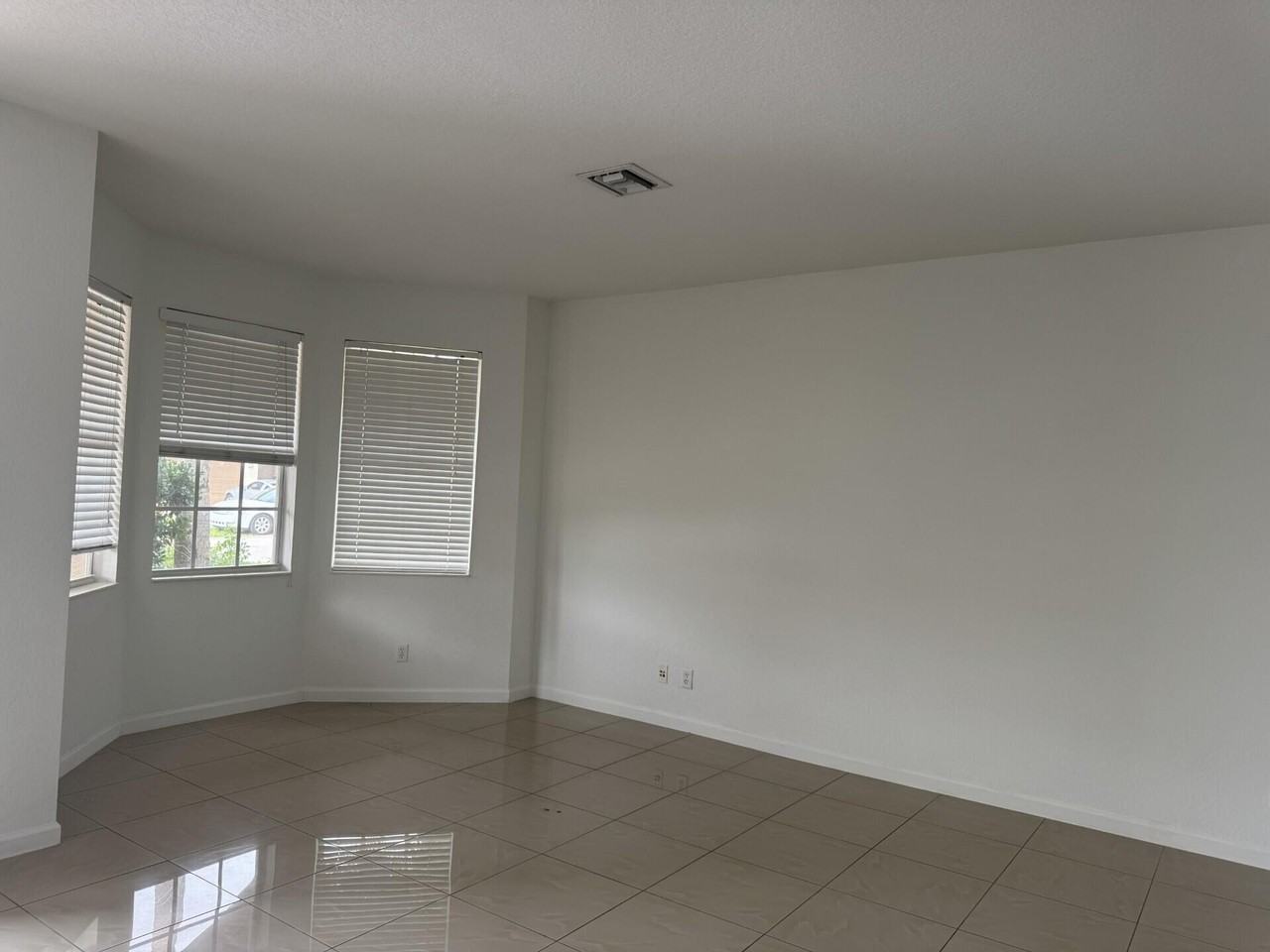 1804 Sw Jamesport Dr - Photo 3 of 44