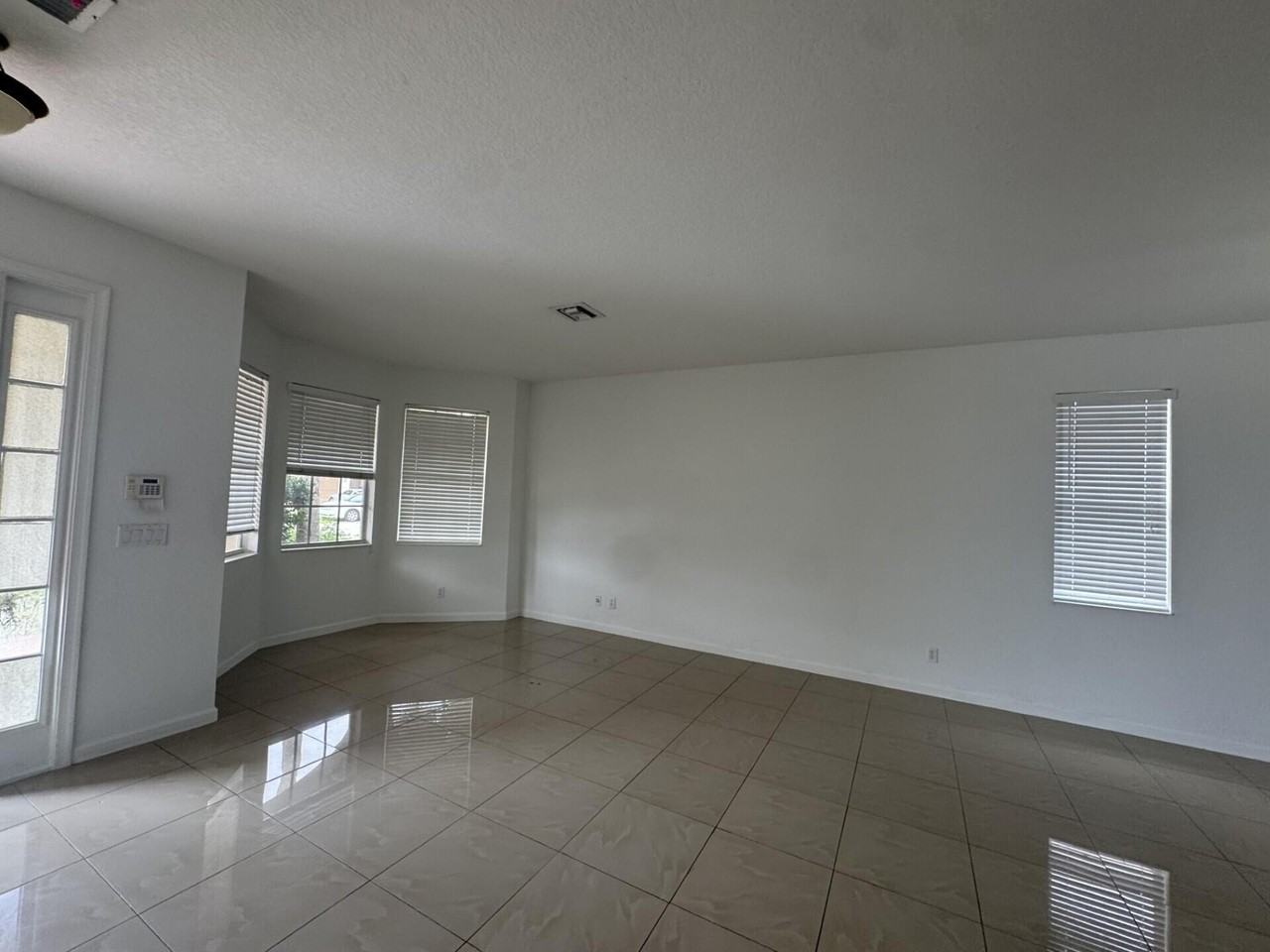 1804 Sw Jamesport Dr - Photo 4 of 44