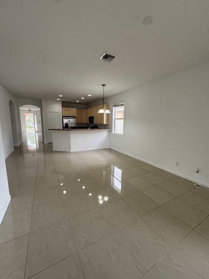 1804 Sw Jamesport Dr - Photo 7 of 44