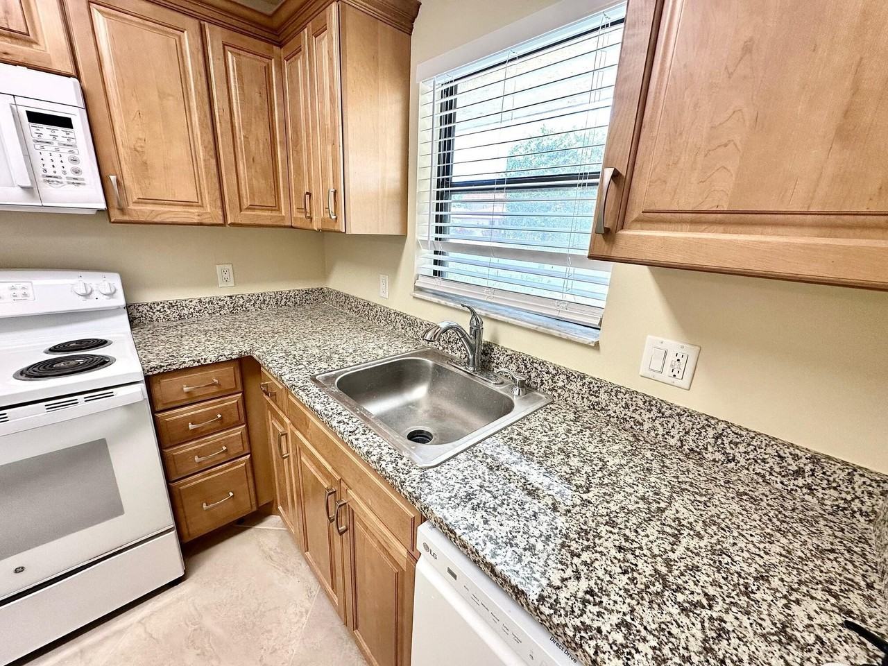 21904 Lake Forest Cir #101 - Photo 2 of 11