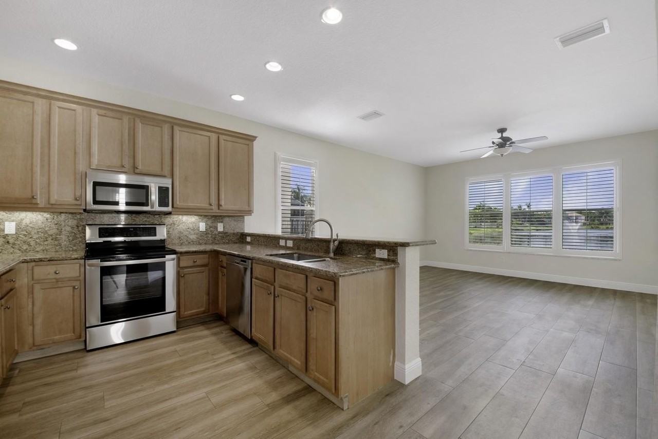 8895 Chestnut Ridge Way - Photo 4 of 49