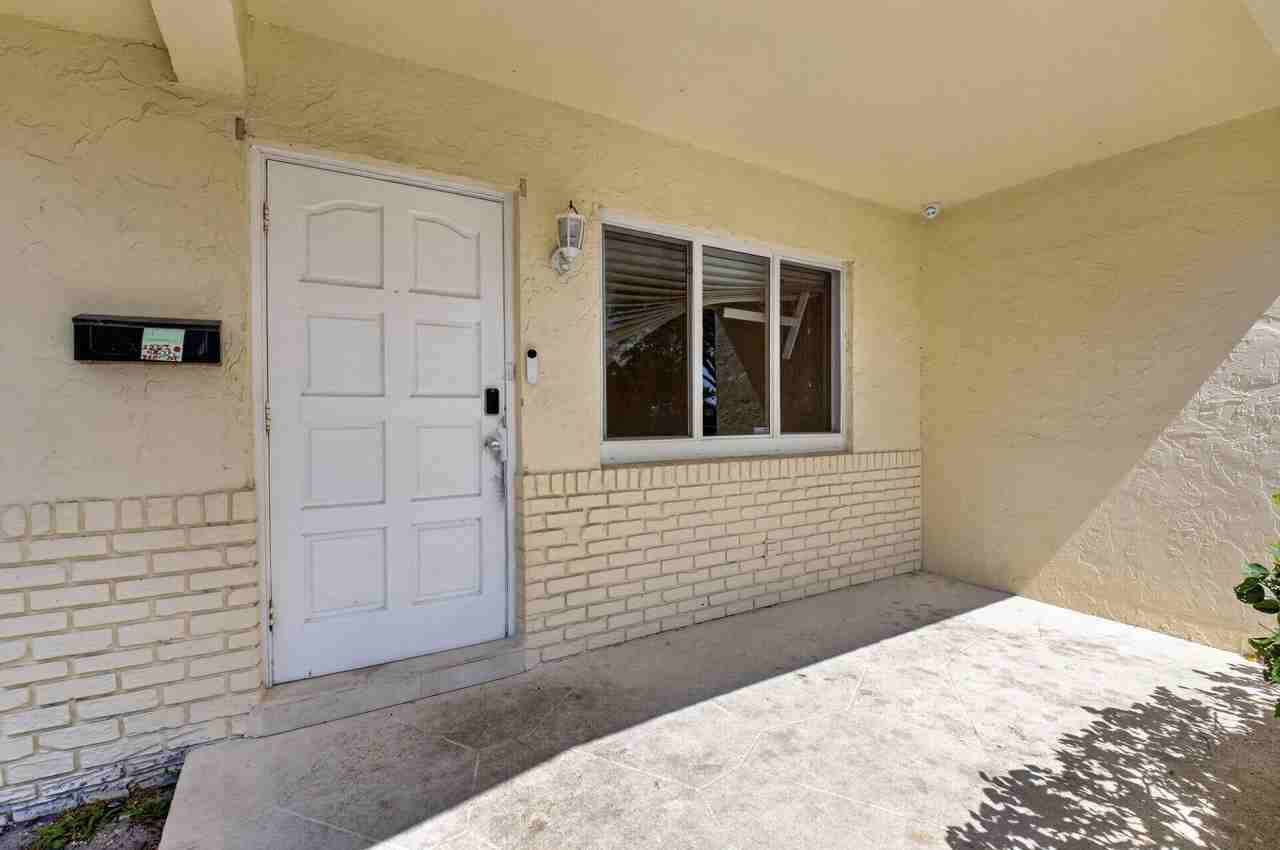 2267 Ne 3rd Ave - Photo 5 of 38