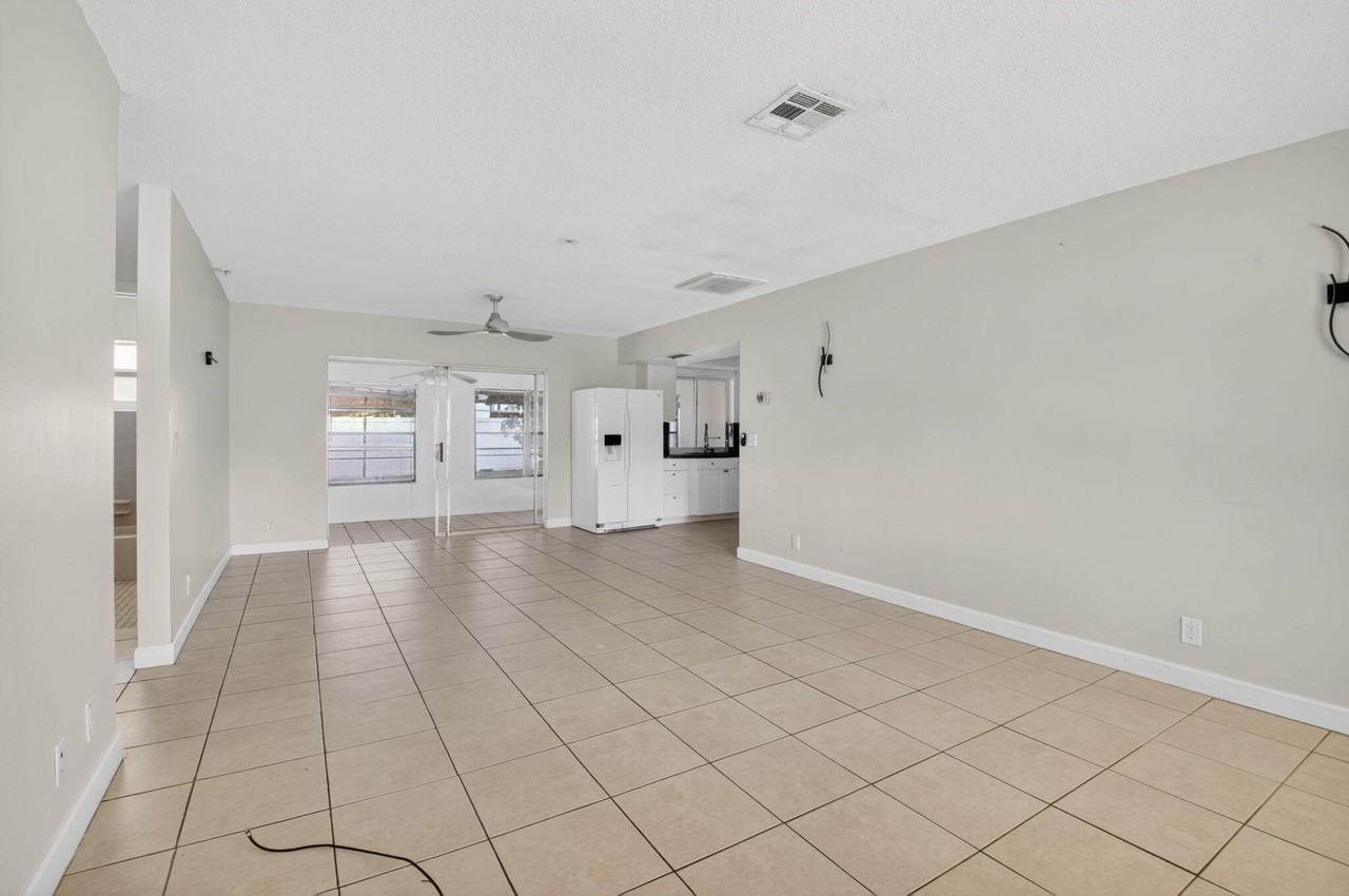 2267 Ne 3rd Ave - Photo 6 of 38