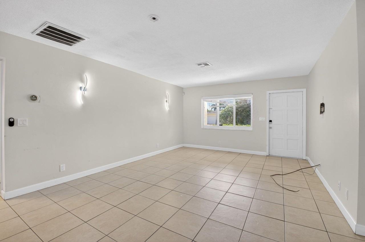 2267 Ne 3rd Ave - Photo 7 of 38