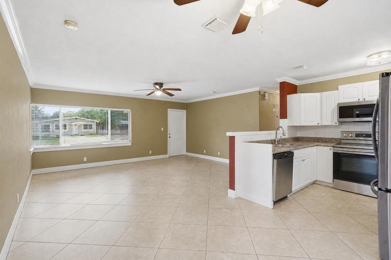 1129 Nw 7th Ter - Photo 3 of 10