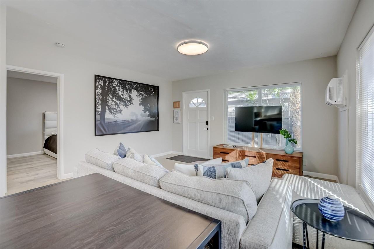 1005 Ne 17th Ct - Photo 5 of 26