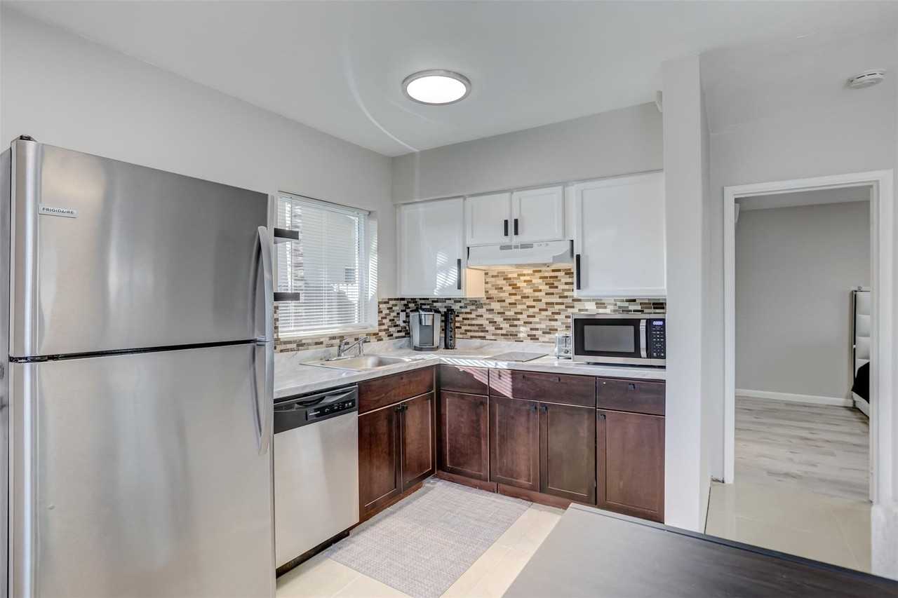 1005 Ne 17th Ct - Photo 7 of 26