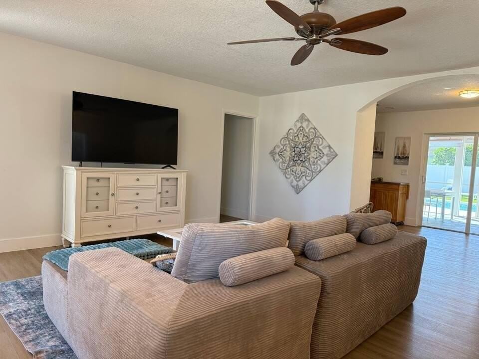 516 E Whitney Dr - Photo 3 of 47