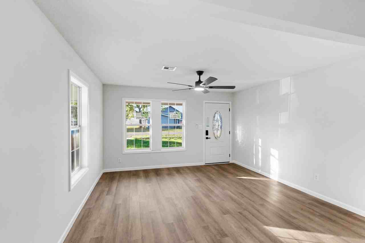452 Scenic Dr - Photo 3 of 21
