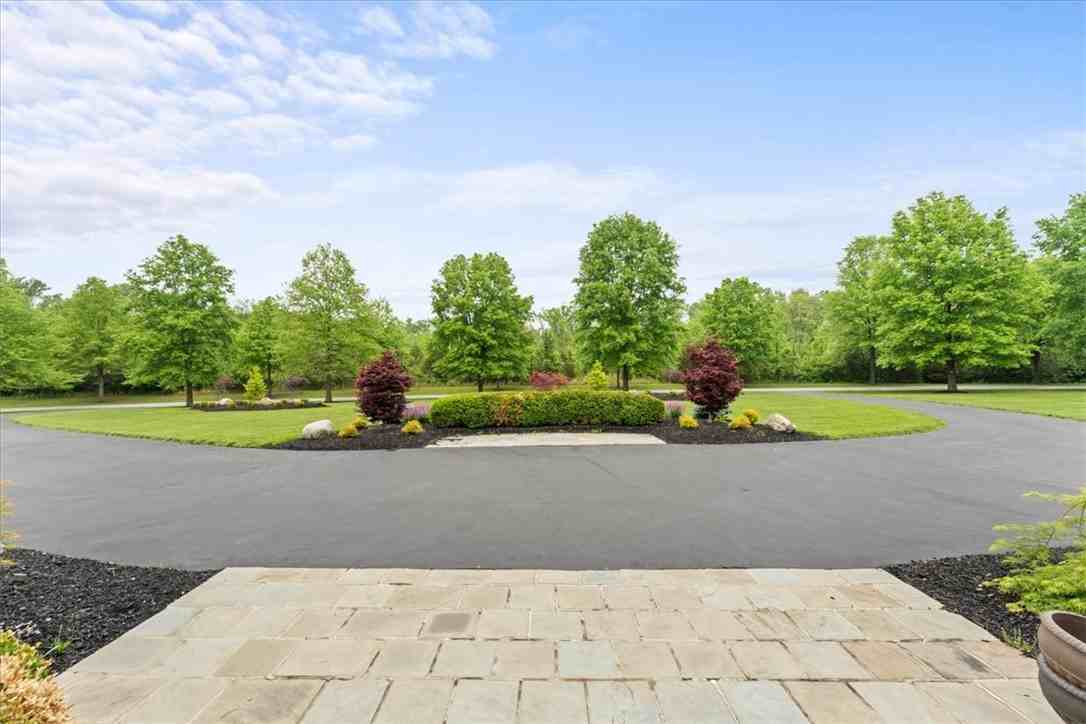 9020 Whisperinghill Dr - Photo 4 of 50