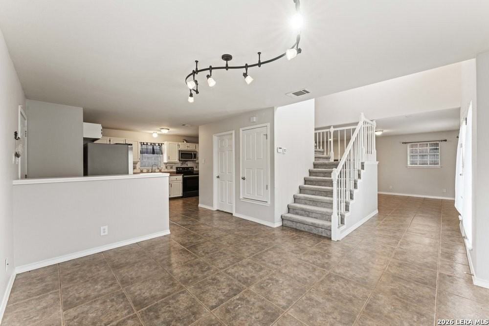 13802 Fairway Crst - Photo 4 of 17