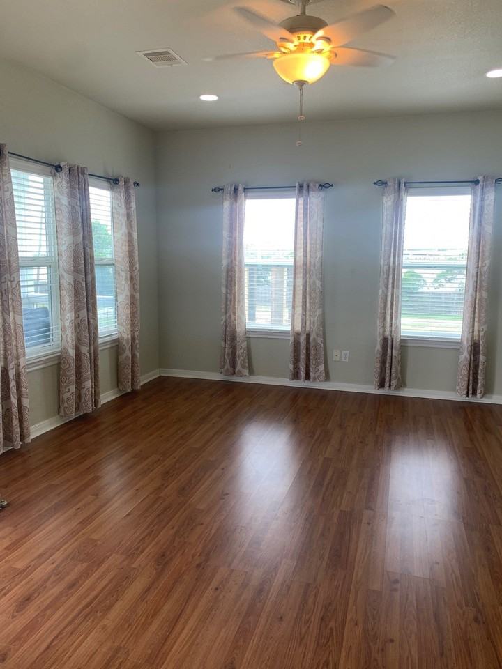 909 Gruenwald Ave - Photo 4 of 6