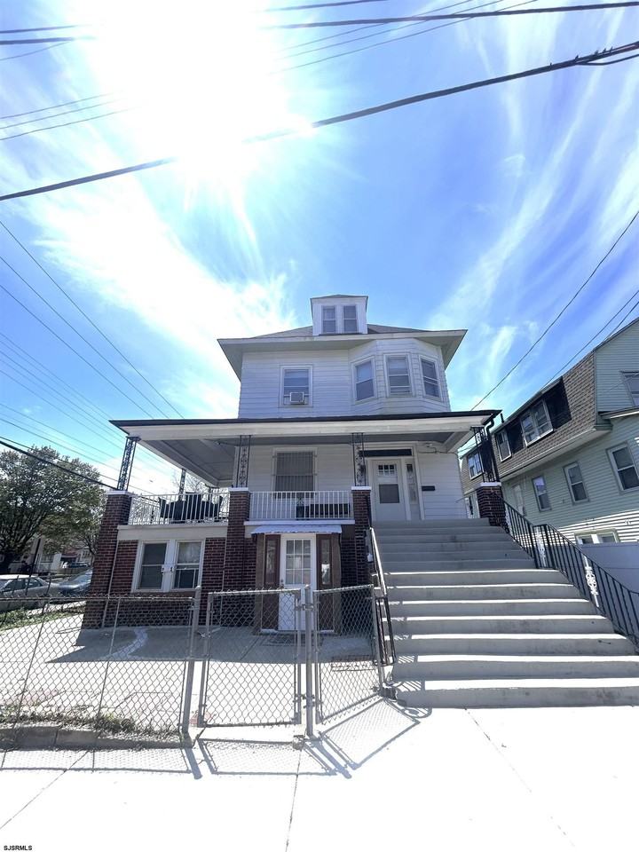 100 N Chelsea Ave - Photo 2 of 13
