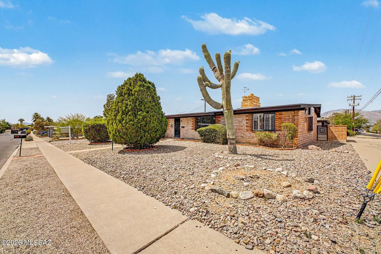 5261 E Rosewood St - Photo 3 of 37