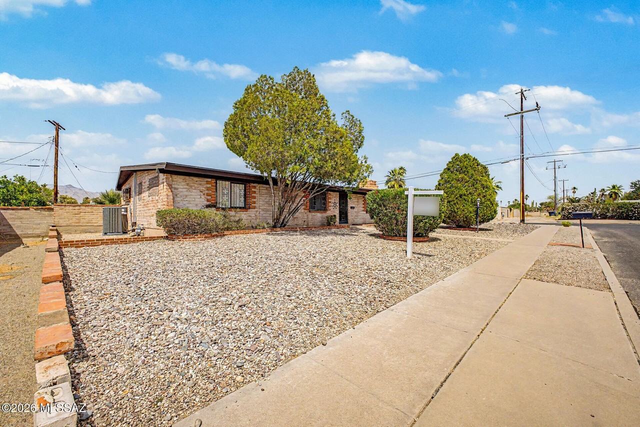 5261 E Rosewood St - Photo 5 of 37