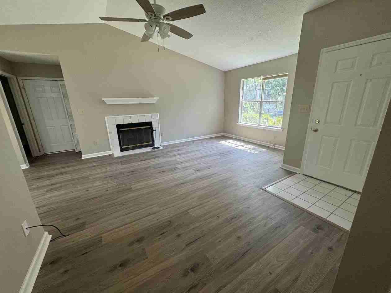 1052 Longstreet Dr - Photo 3 of 20