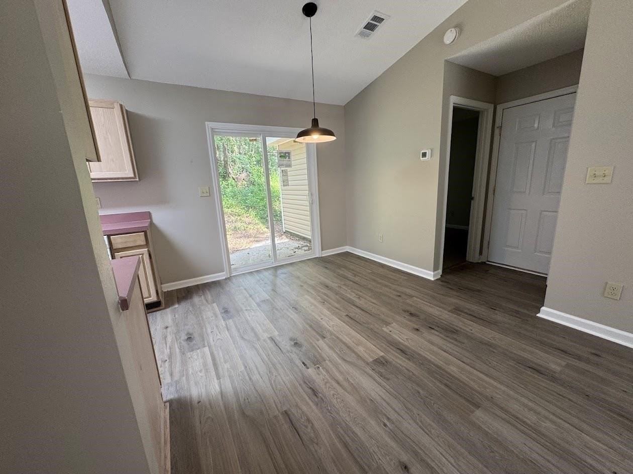 1052 Longstreet Dr - Photo 4 of 20