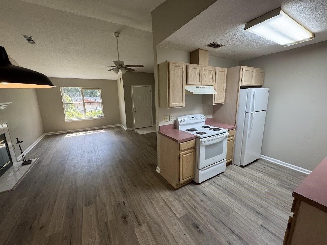 1052 Longstreet Dr - Photo 6 of 20