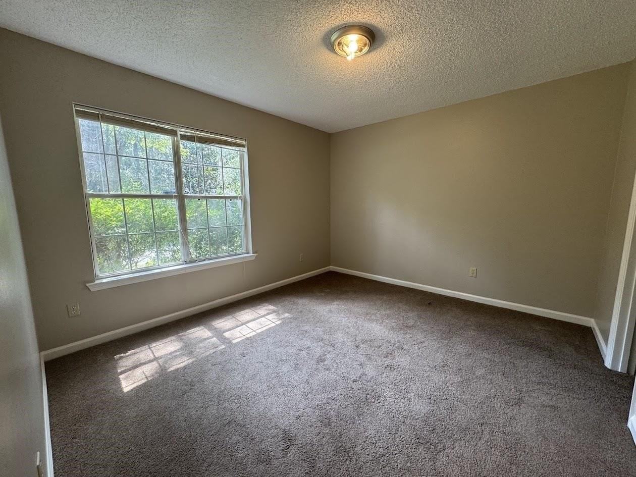 1052 Longstreet Dr - Photo 7 of 20