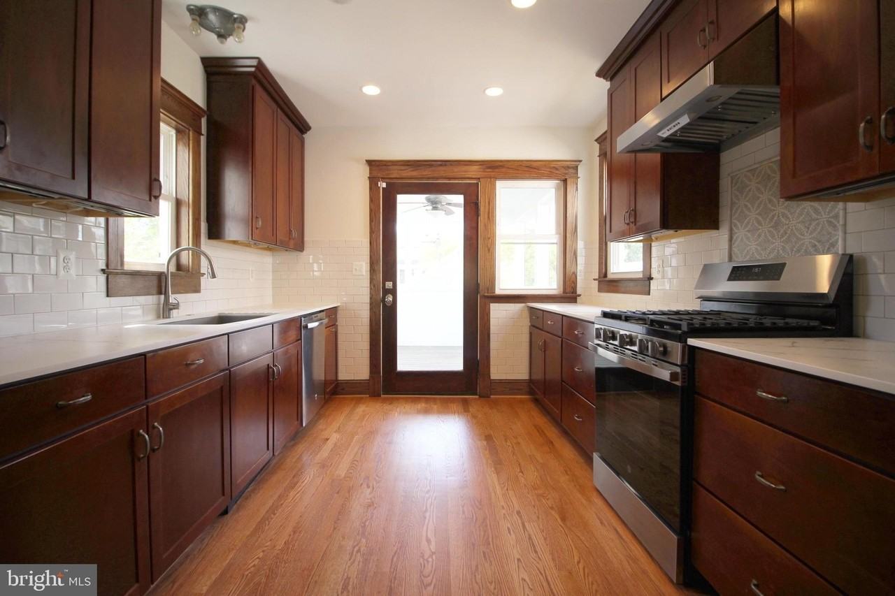 2417 Otis St Ne - Photo 5 of 30