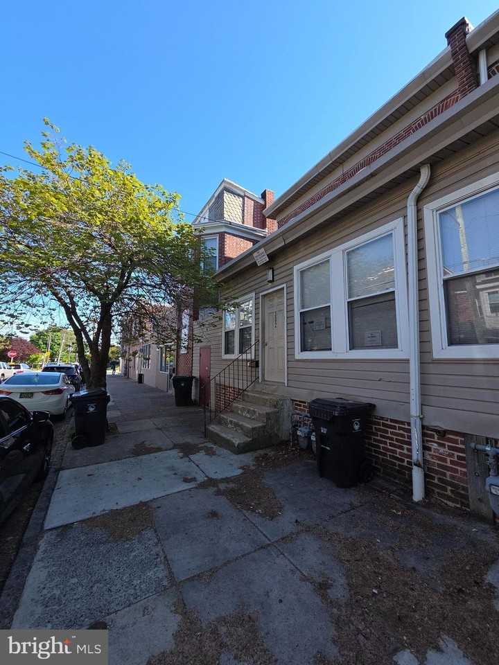 302 W 23rd St #1 - Photo 3 of 11